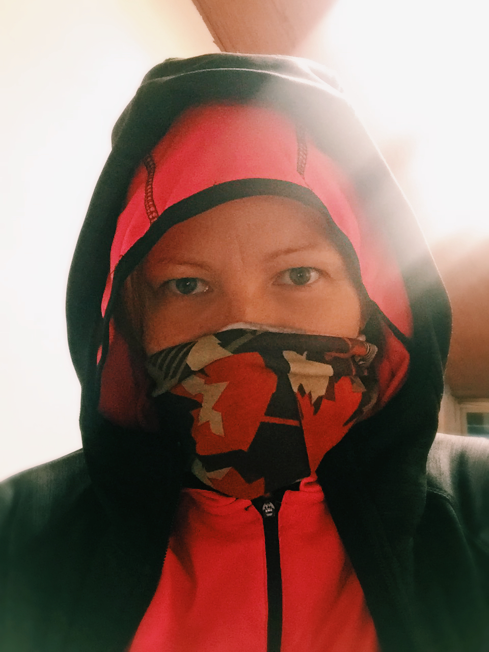 charnette kvinna iklädd träningskläder vinter tai chi träning