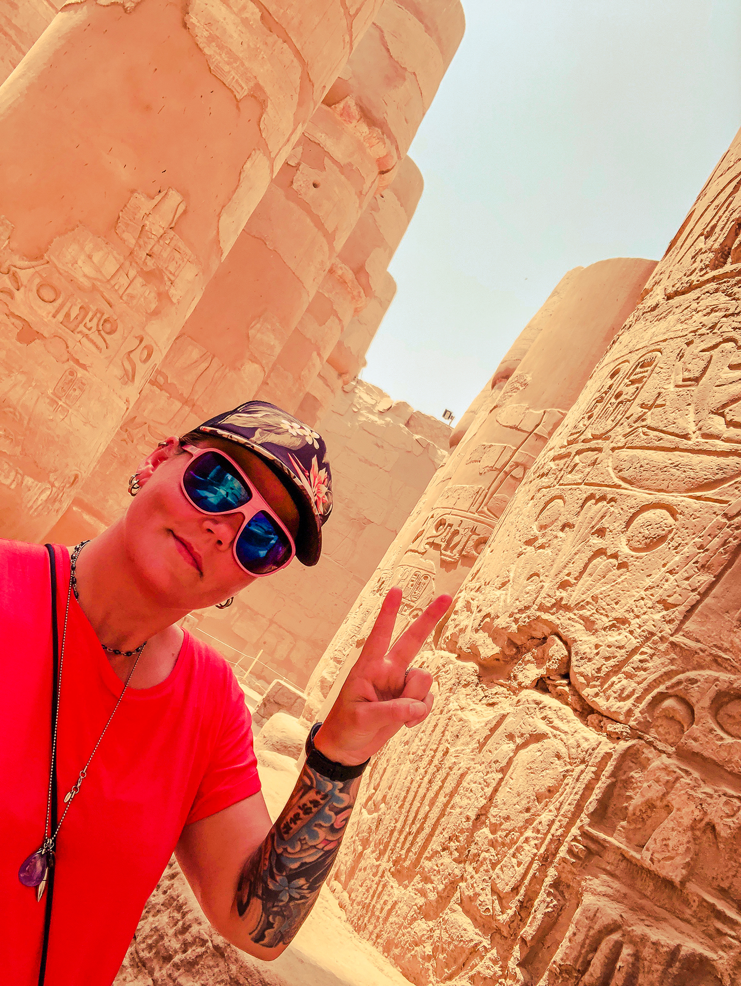 charnette kvinna tar selfie i karnak tempel pelare