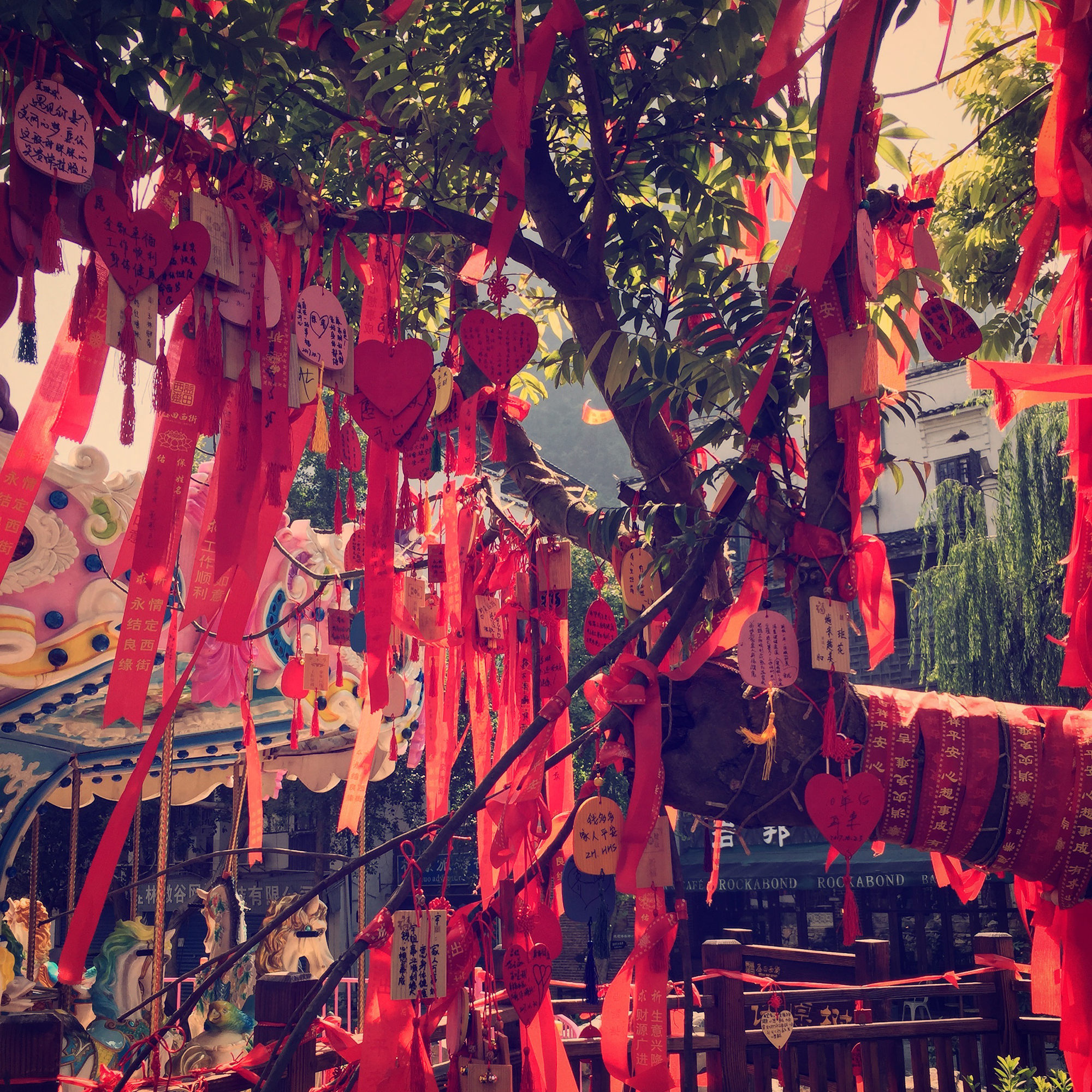 yangshuo kina lyckoträd röda lappar hjärtan band