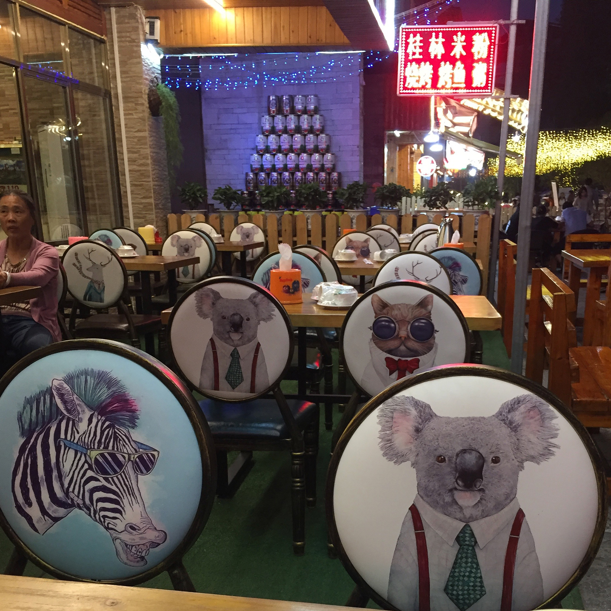yangshuo kina restaurang roliga stolar med djur