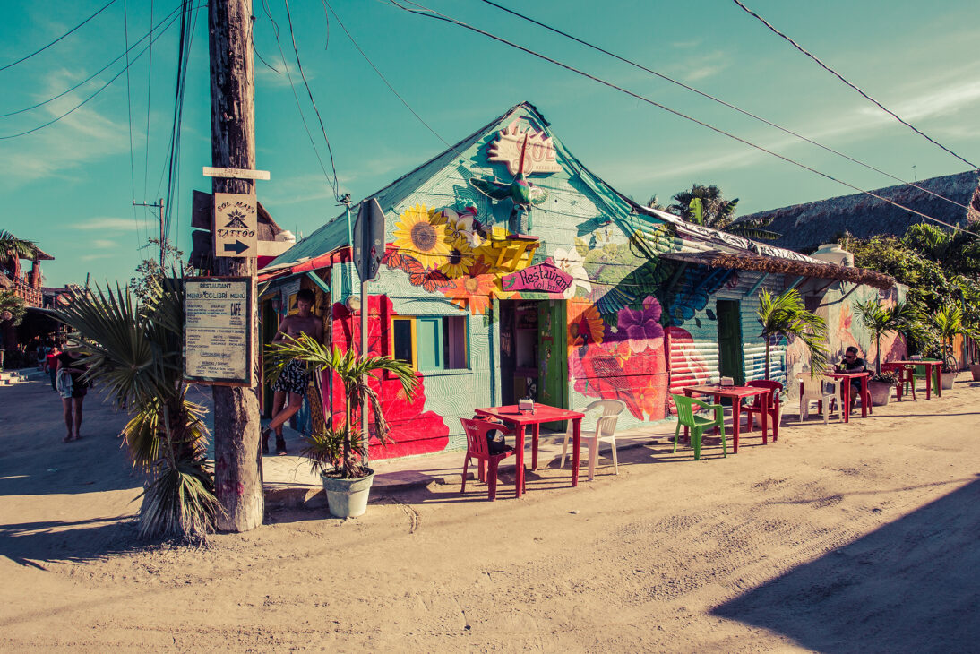 holbox restaurang colibri färgglatt hus med väggmålningar
