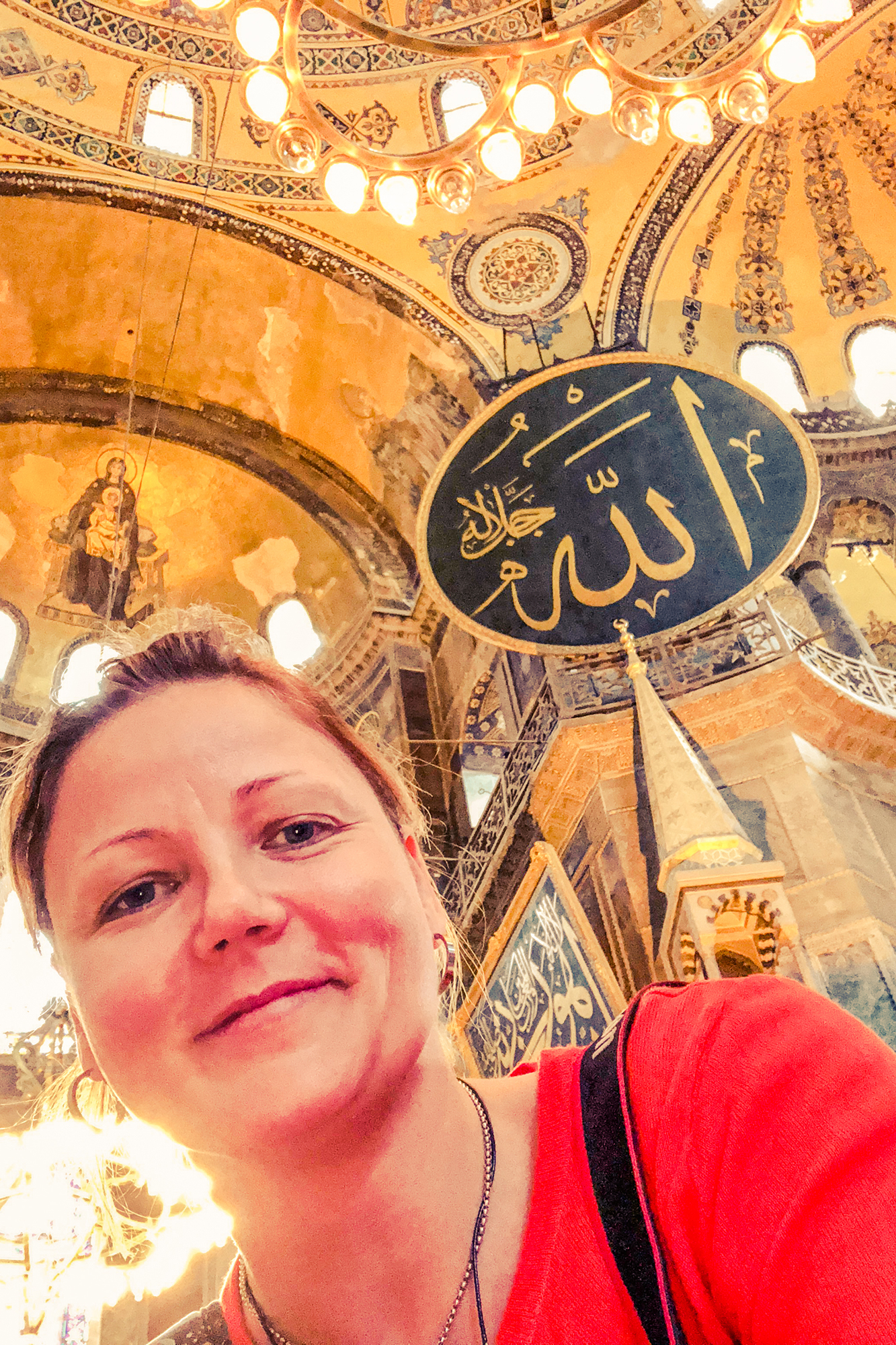 charnette kvinna tar selfie i hagia sophia