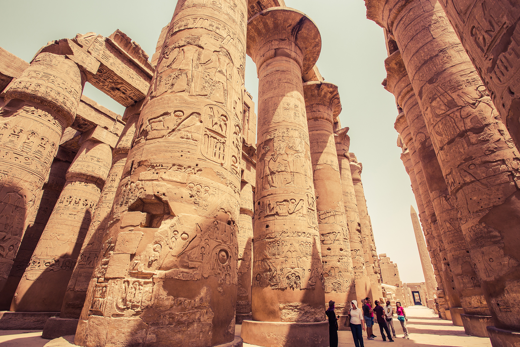 karnak colonnade tourists