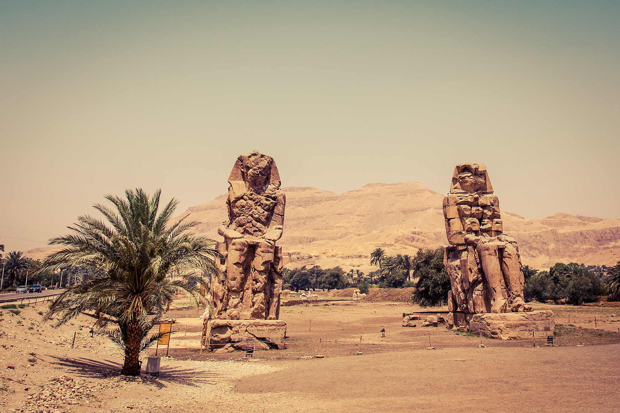 colossus at memnon large statues