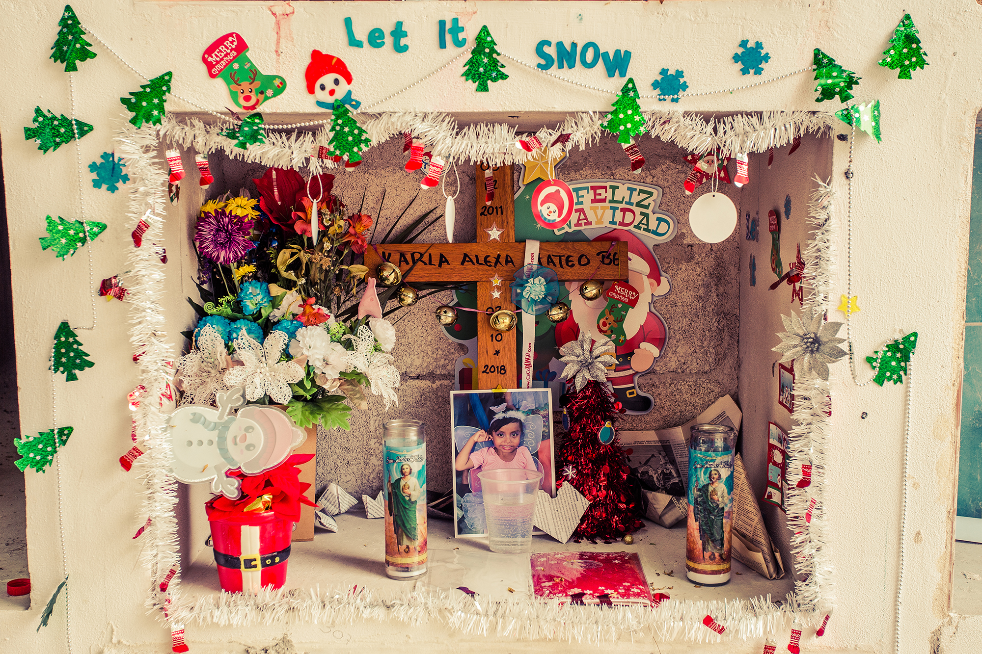girl's grave in playa del carmen christmas decorations cemeteries in mexico